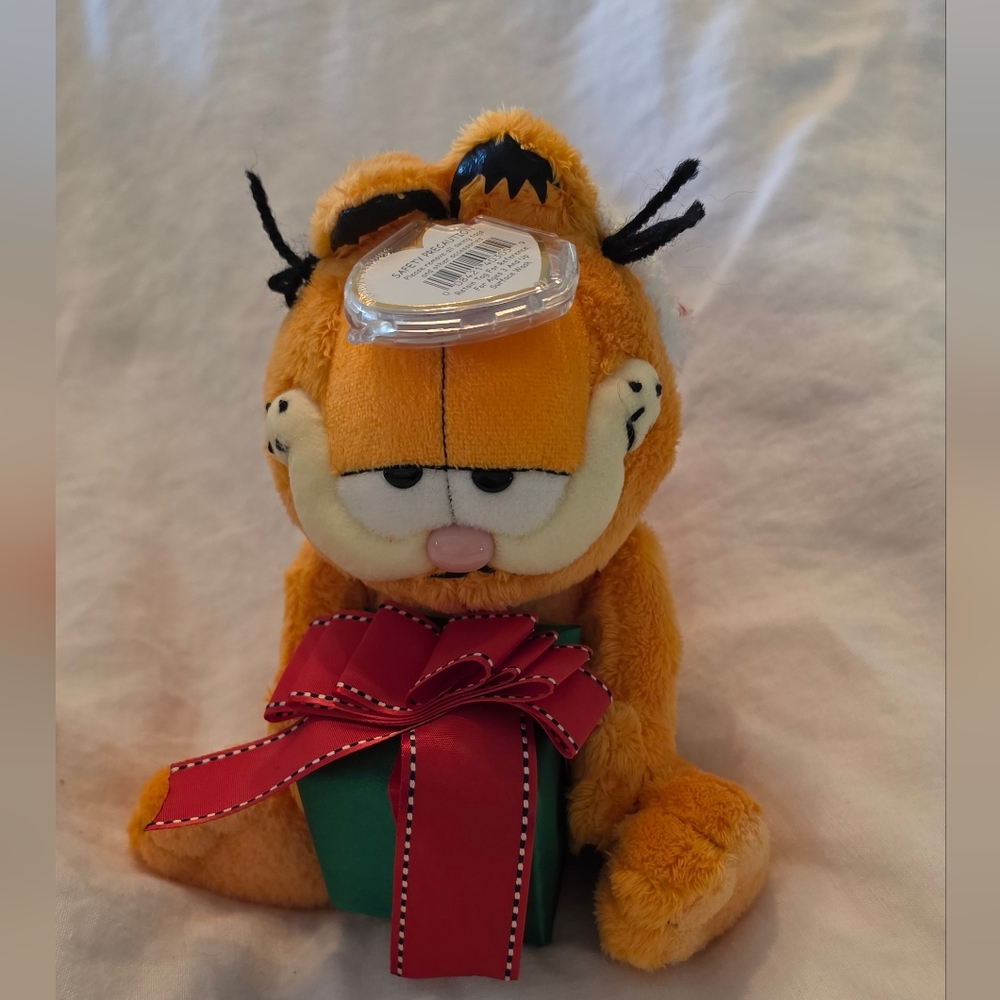 NWT-Ty Beanie Babies Garfield "Happy Holidays"